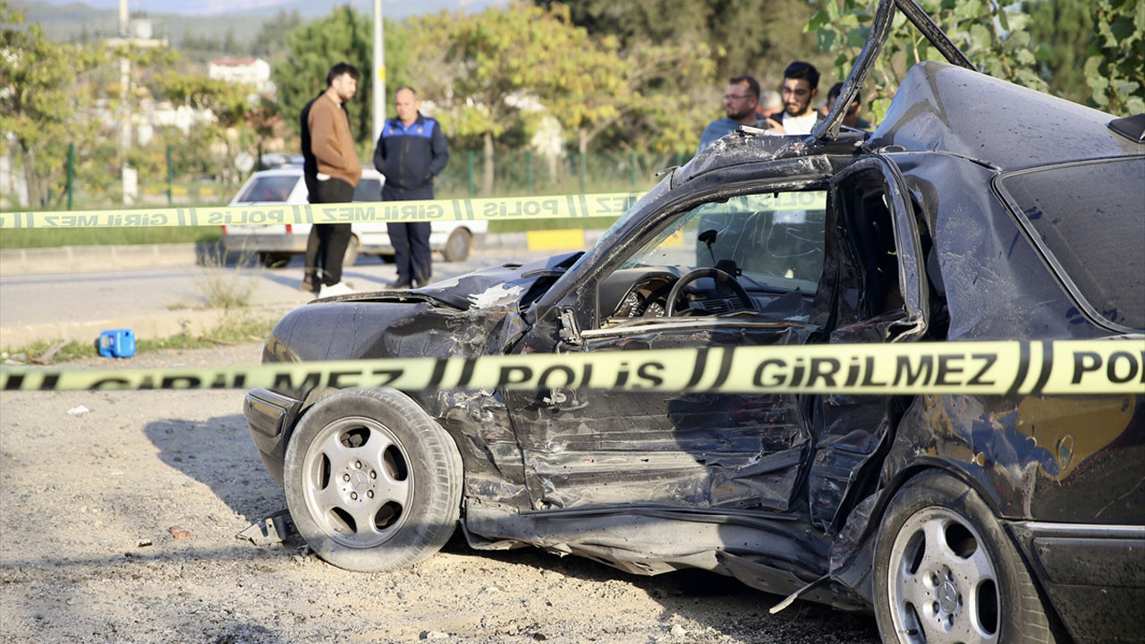 İki ilde feci kaza! Araçlar pertte çıktı, ölü ve yaralılar var
