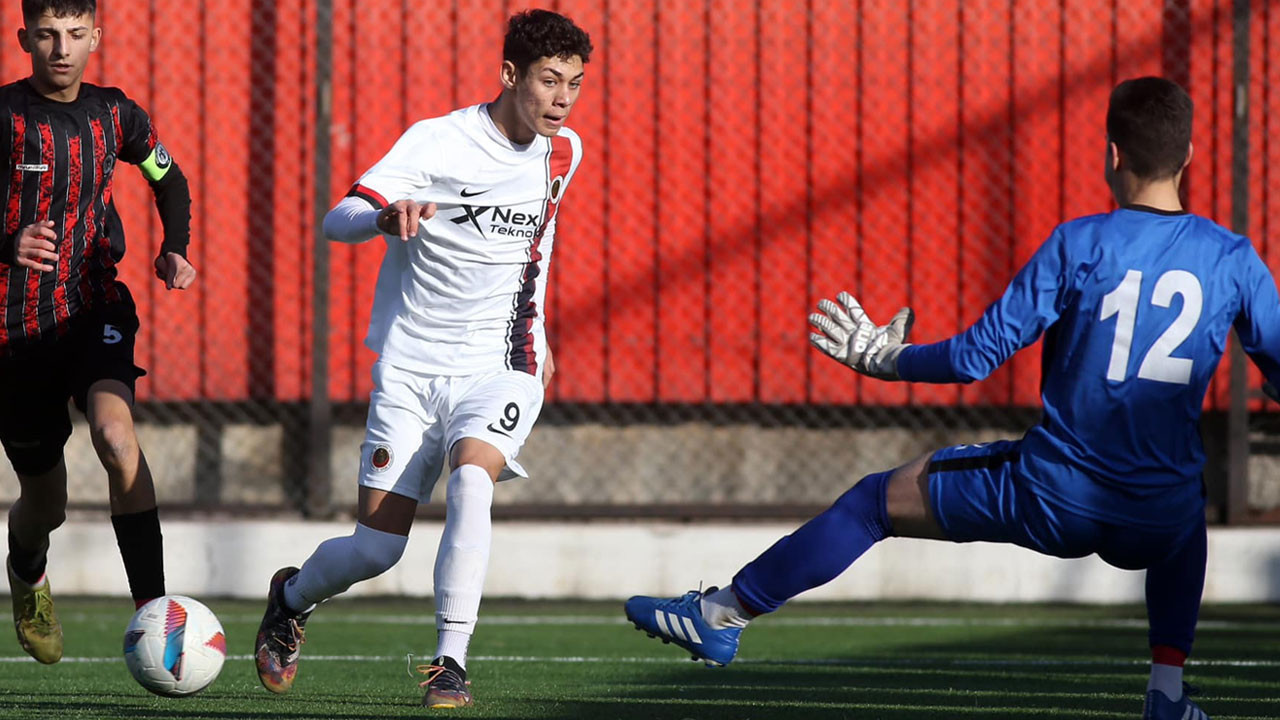 Mehmet Efe Sulu kimdir? Nereli ve kaç yaşında? Mehmet Efe Sulu hangi takımlarda oynadı?