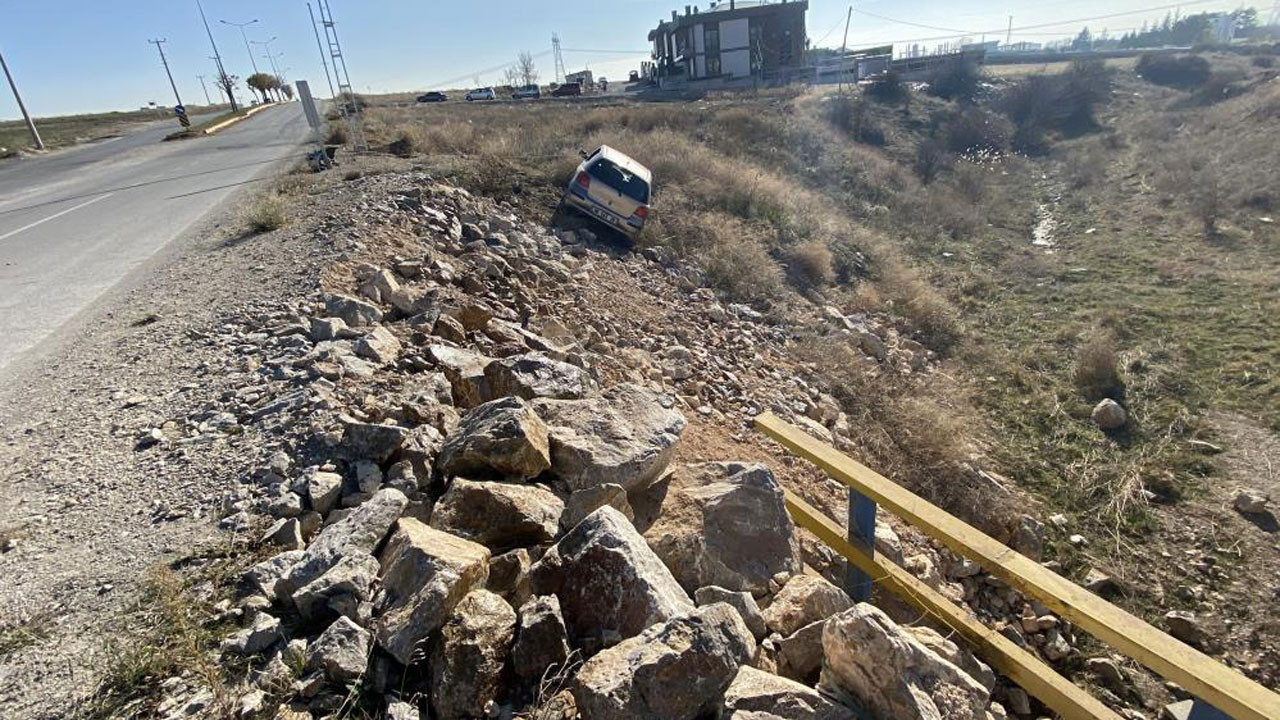 Köprüden uçan otomobil taşlığa asılı kaldı!