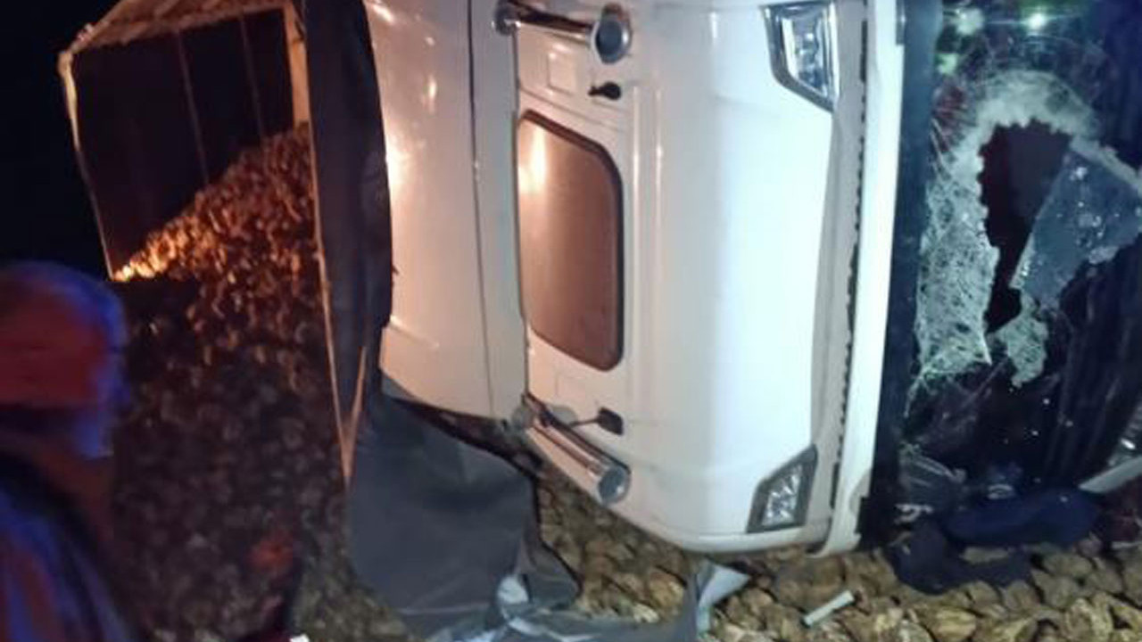 İki ilde feci kaza! Pancar yüklü TIR devrildi, ölü ve yaralılar var