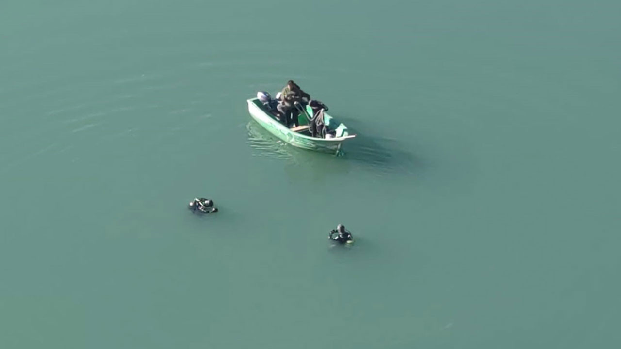 Zernek Barajı’nda feci kaza: Araç suya gömüldü, 2 ölü!