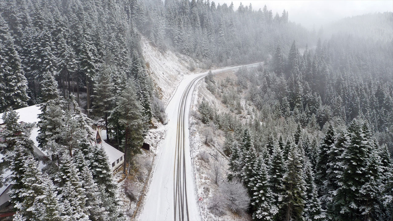 Ilgaz Dağı’nda kış erken bastırdı: Kar ve sis doruğu beyaza bürüdü