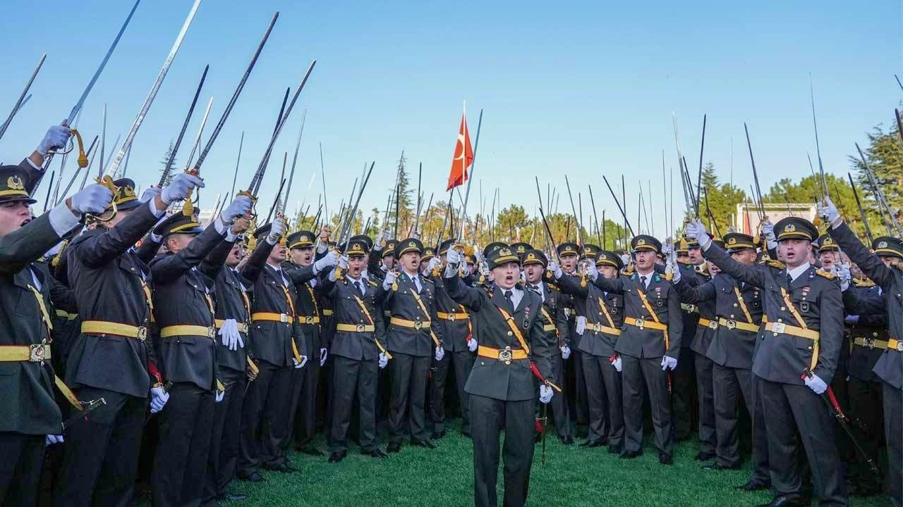 TSK'den ihraç edilen Albay Alper Topsakal MSB'ye geri mi döndü? Alper Topsakal kimdir?
