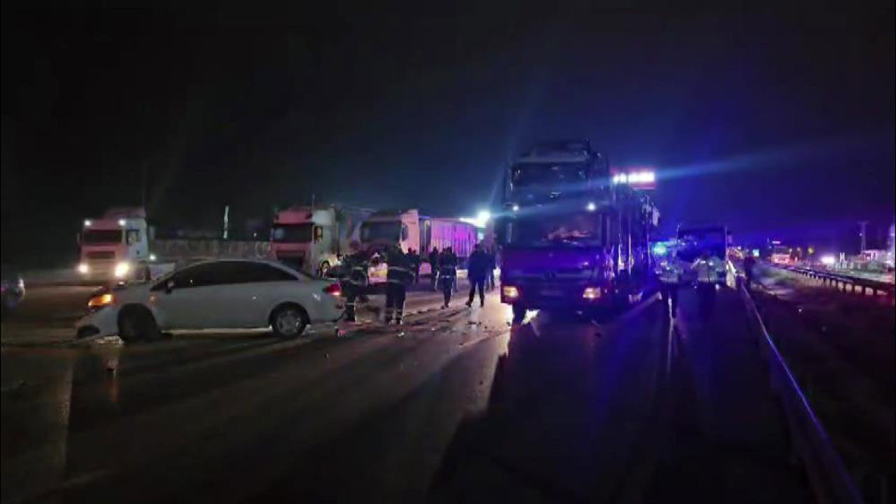 Amasya'da zincirleme kaza: Otomobil, TIR ve mahkum midibüsü çarpıştı