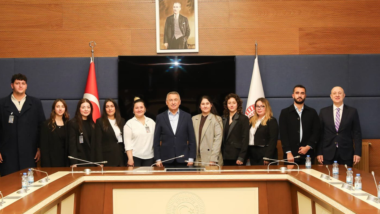 AK Parti Ankara Milletvekili Fuat Oktay Kırıkkale’den gelen gençleri Meclis’te ağırladı!
