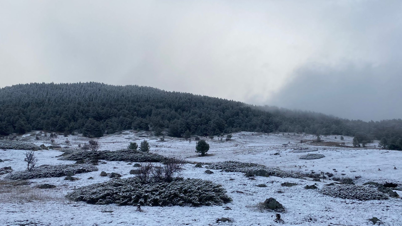 Ankara'ya kar sürprizi! Kızılcahamam'ın yüksek kesimlerine kar yağdı!