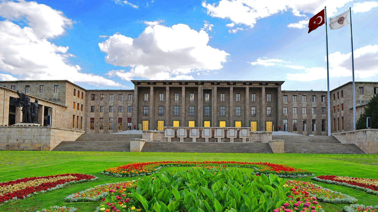 Türkiye tarihine geçen olay! TBMM'de ilk kez namaz kılındı