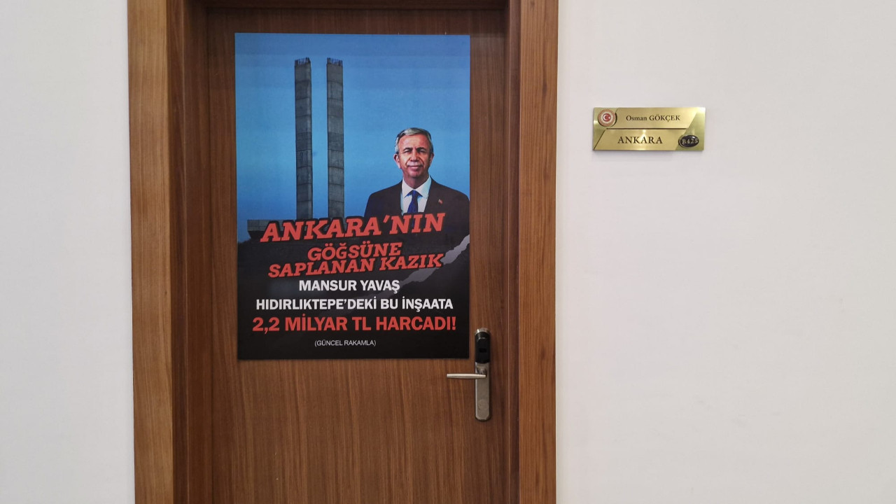 AK Parti'li Gökçek kapısına astı! Meclis'te dikkat çeken Mansur Yavaş afişi!