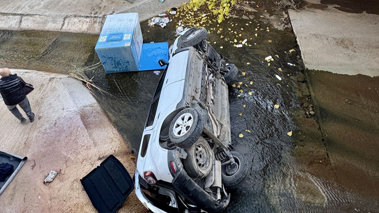 Muğla'da feci çarpışma: Otomobil dereye uçtu!