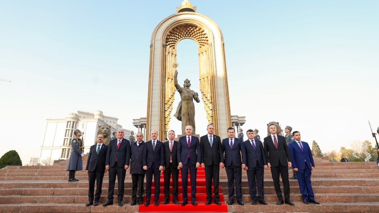 TBMM Başkanı Kurtulmuş, Duşanbe'de İsmail Somoni Anıtı'na çelenk bıraktı