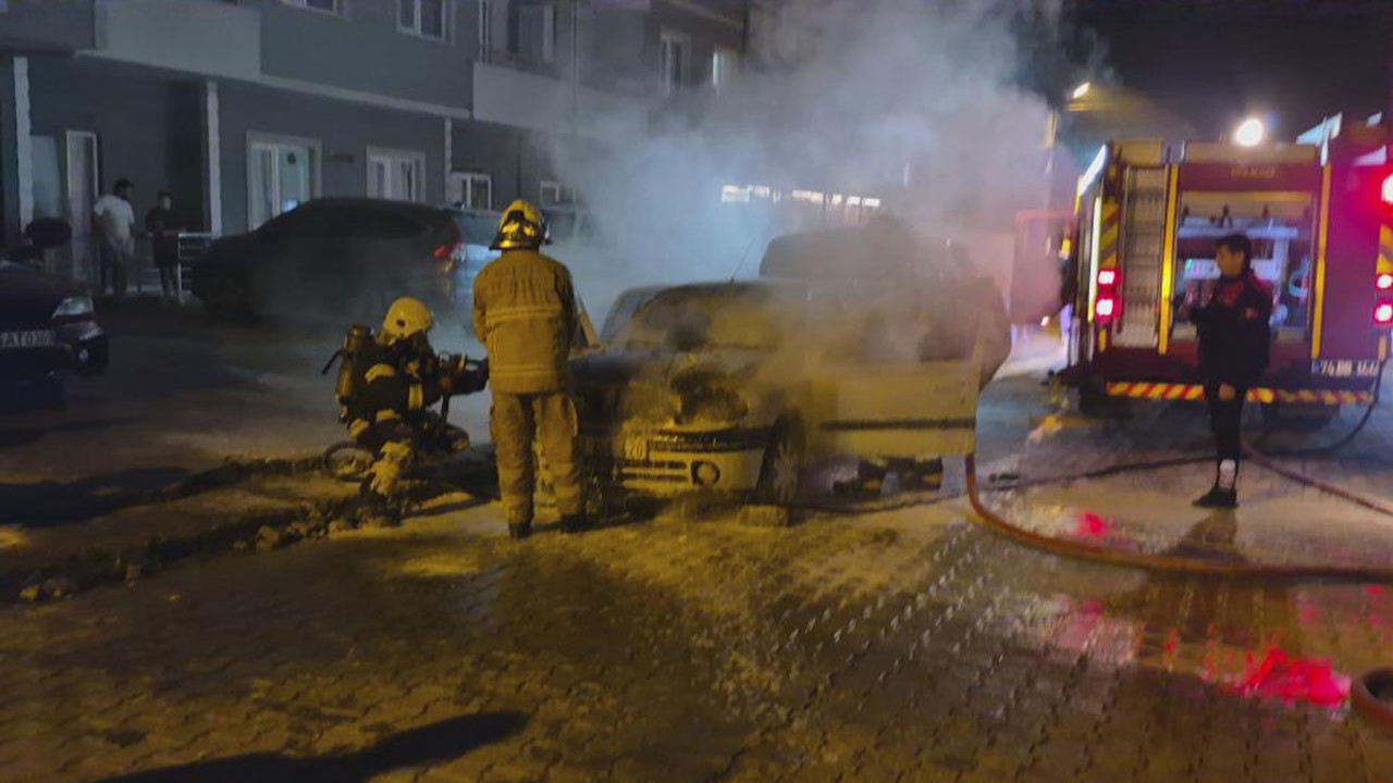 Bartın’da park halindeki araç patlayarak yandı
