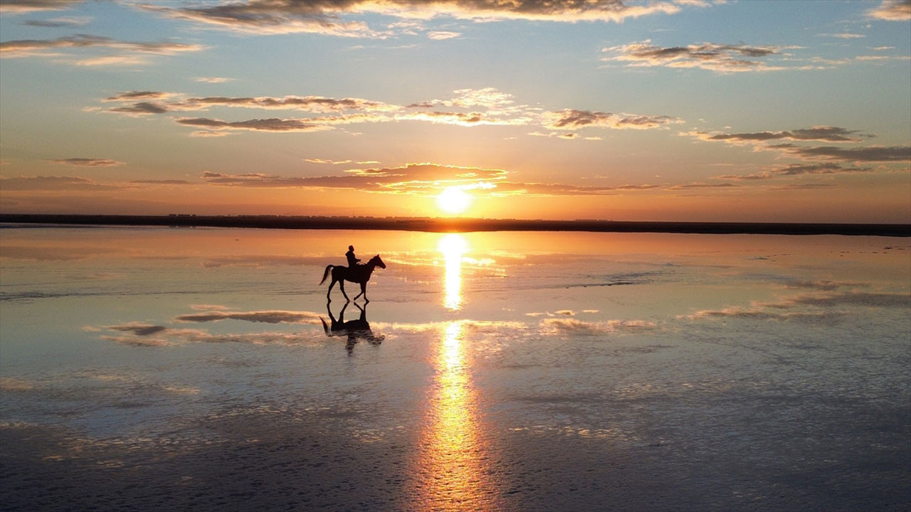 Tuz Gölü’nde kızıllığa boyanan ufuk: Gün batımının büyüsü ziyaretçileri kendine hayran bırakıyor