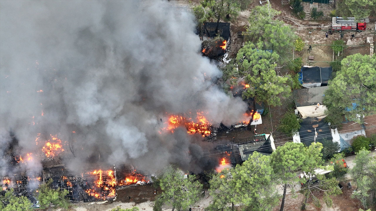Katrancı Koyu’nda korkutan alevler: Karavanda başlayan yangın ormana sıçradı!