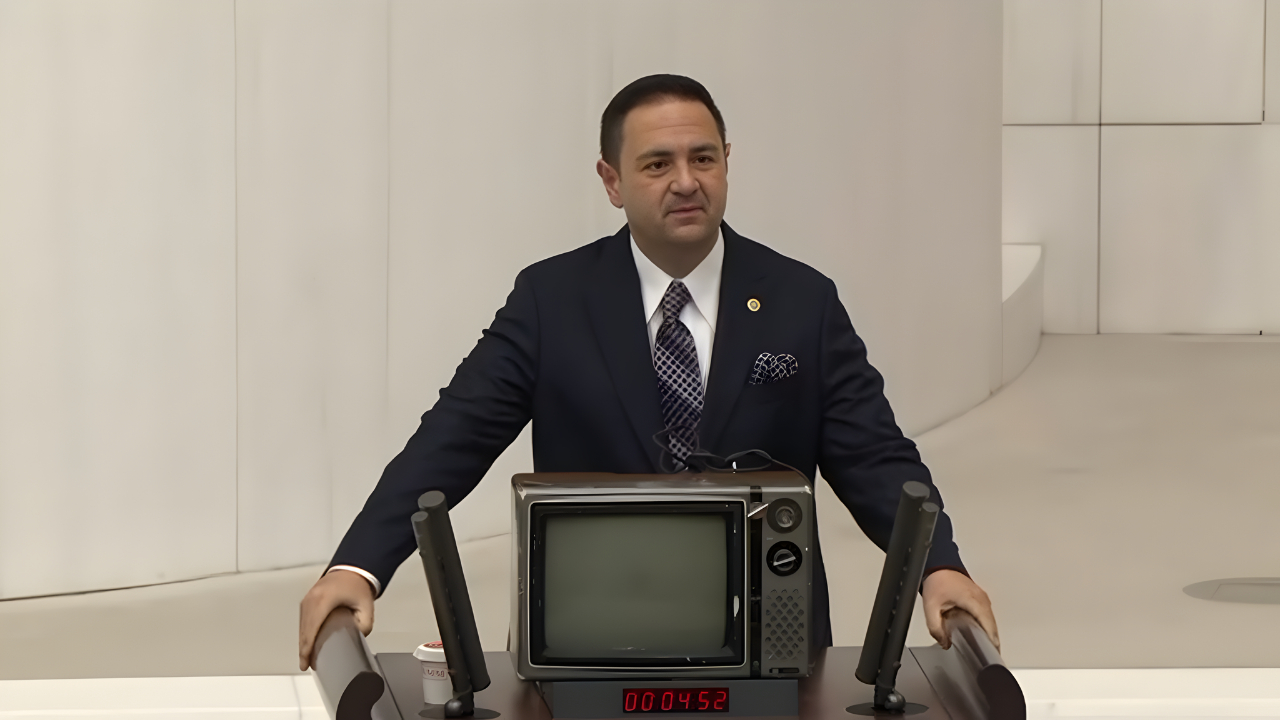 Devletin kanalı kime hizmet ediyor? CHP Ankara Milletvekili Akdoğan, TRT'nin "tek sesli" listesini açıkladı