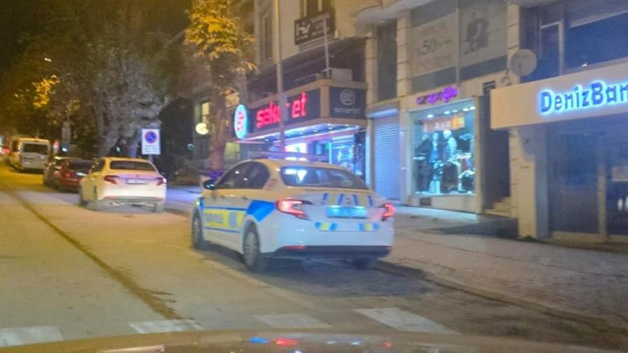 Bacağına saplanan bıçağı çıkarıp karşısındakine sapladı! Ortalık kan gölüne döndü!