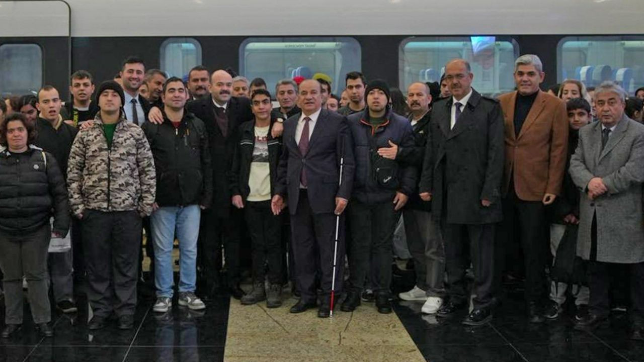 Ankara Garı'nda duygu dolu uğurlama: 169 engelli birey, TCDD'nin 169. yılında Konya'ya yolcu edildi
