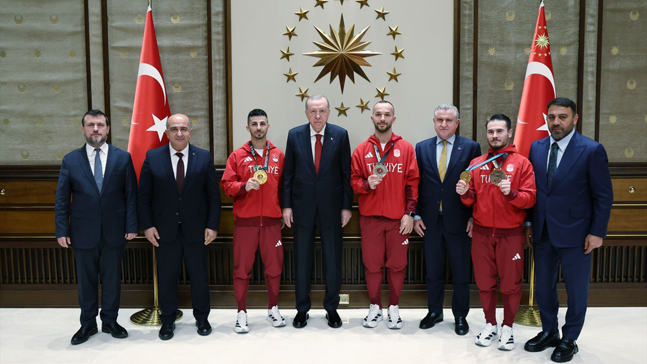 Cumhurbaşkanı Erdoğan, milli sporcularla görüştü