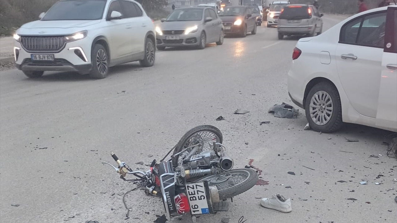Motosikletle otomobil çarpıştı! Araç pert oldu