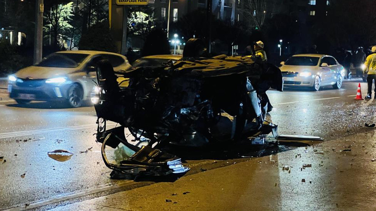 Korku dolu anlar: Kontrolden çıkan otomobil ağaca çarptı, alev topuna döndü! Yaralılar var