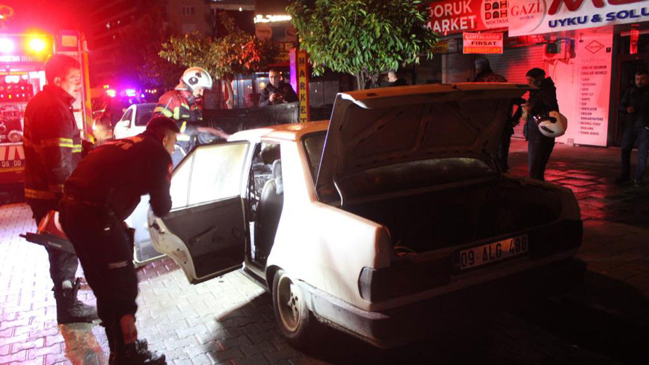 Park halindeki otomobil bir anda alev aldı: araç küle döndü