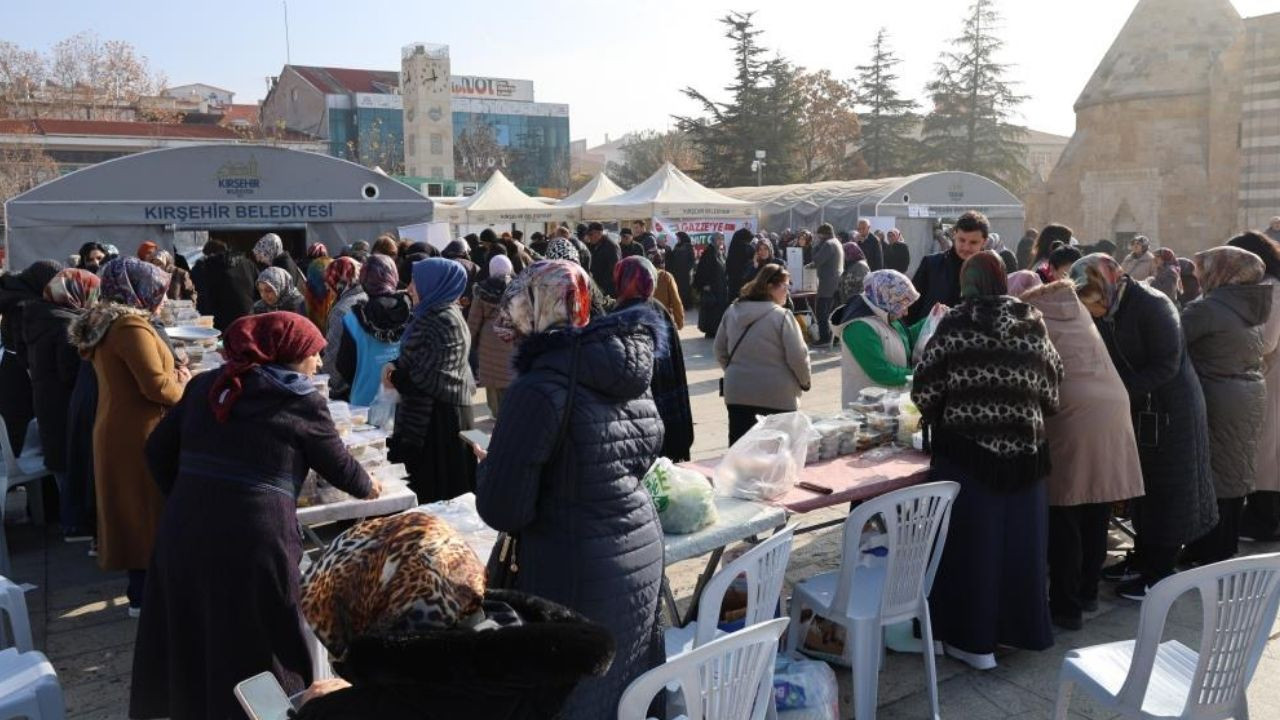 Soğuk hava dinlemediler: Kırşehir kadınları Gazze için seferber oldu, Hayır Çarşısı dolup taştı!