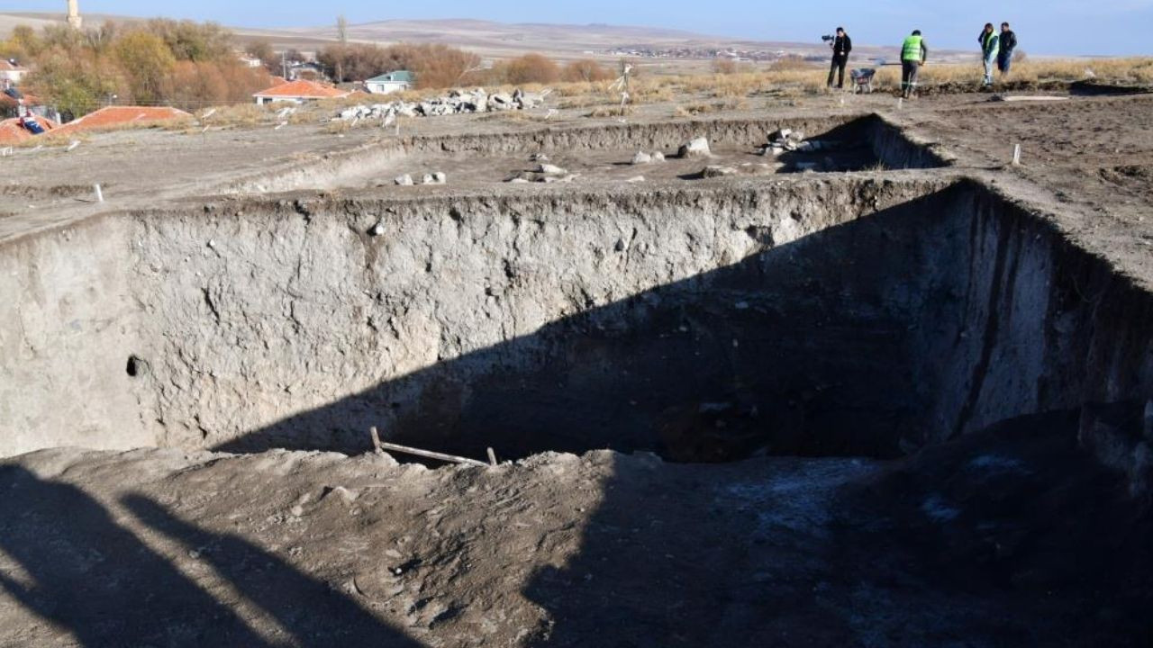 Kırşehir'de tarih yeniden canlanıyor: Hashöyük Kazıları ve Dulkadirli Yeraltı Şehri incelemeye açıldı!