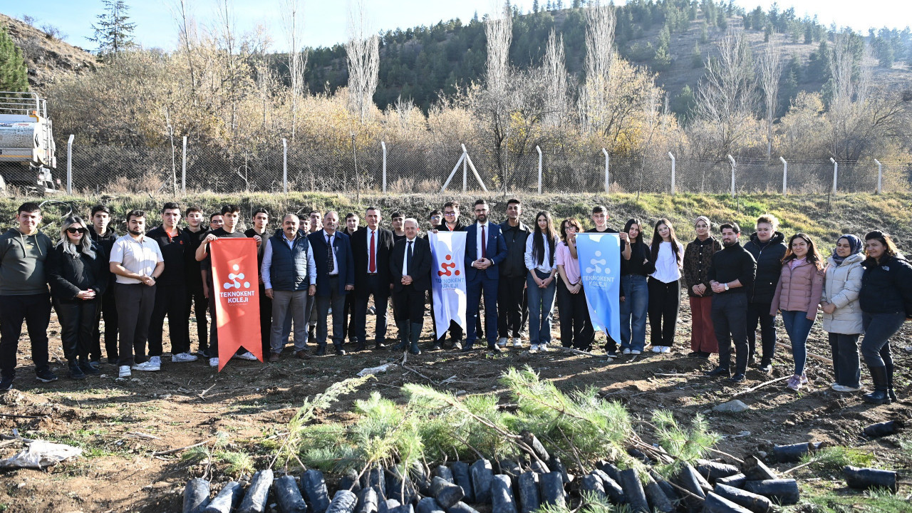 Mamak’ta fidan seferberliği: Minik eller geleceği toprağa ekti