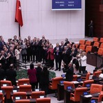 TBMM Genel Kurulu, CHP milletvekillerinin kürsü eylemi nedeniyle kapandı