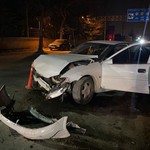 Bolu’da otomobil beton duvara çarptı! Sürücü araçta sıkışarak yaralandı