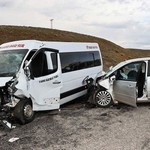 Sivas'ta kamu personelini taşıyan minibüs kazaya karıştı, 1 kişi öldü