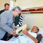 Usta oyuncu Ahmet Mekin kaldırımdan düşerek yaralandı