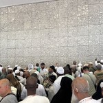 Hacılar şeytan taşlamaya devam ediyor
