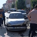 Çorum'da iki otomobilin kafa kafaya çarpıştığı kazada 3 kişi yaralandı