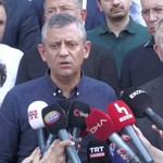 Özgür Özel ve Mansur Yavaş'tan Ferdi Zeyrek’e destek ziyareti: "Kalbimizin bir yanı kasılmış kaldı"