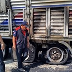 Çorum’da balataları tutuşan tırın küle dönmesini itfaiye engelledi