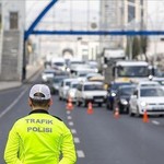 Akyurt'ta seyir halindeki TIR' dan yola tahtalar savruldu! Trafik kilitlendi!