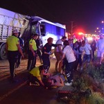 Manisa'da işçi servisinin park halindeki tıra çarptığı kazada 20 kişi yaralandı