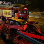 Bayrampaşa'da bariyerlere saplanan otomobilin sürücüsü yaralandı