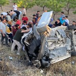 Aksaray'da 2 otomobilin çarpıştığı sıkışmalı kazada 2'si ağır 8 kişi yaralandı