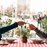 Netflix'ten nostaljik esintisi ile çatışmaların ortasında bir İstanbul hikayesi: İstanbul Ansiklopedisi