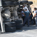 Eskişehir'de kontrolden çıkan beton mikseri refüje düştü