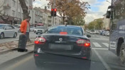 Ankara trafiğinde bu da oldu! Abidinpaşa ışıklarda müzik çalan özel çocuğun hoparlörünü zorla aldılar