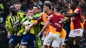 Galatasaray-Fenerbahçe derbisinin ardından saha karıştı! Oyuncular birbirine girdi