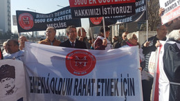 Memur emeklileri Ankara'da MEMUR-SEN önünde haklarını aradı: “Emeklilik, huzur değil çile oldu!”