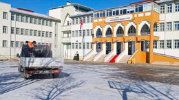 Gölbaşı'nda kaldırımlar ve okul bahçeleri tuzlandı