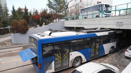 Ankara Etimesgut’ta 632 numaralı EGO otobüsü köprüye sıkıştı