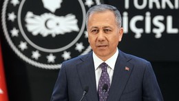Bakan Yerlikaya duyurdu: Yasa dışı yollarla yurt dışına kaçmaya çalışan 25 şüpheli sınır bölgesinde yakalandı