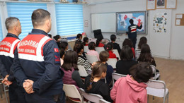 Kırşehir’de Jandarma soğuk havaya aldırış etmeden öğrencilerle buluştu
