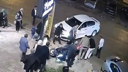 Bursa'da motosiklet arabaya ok gibi saplandı