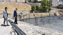 Eski okullar yerini modern binalara bıraktı